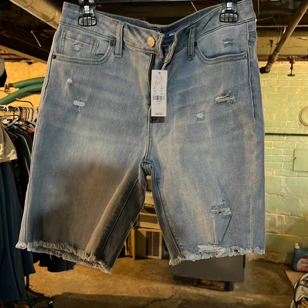 New York and Company Mid-Rise Short